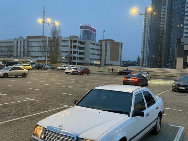 Белый Мерседес В124, объемом двигателя 2 л и пробегом 350 тыс. км за 1300 $, фото 1 на Automoto.ua