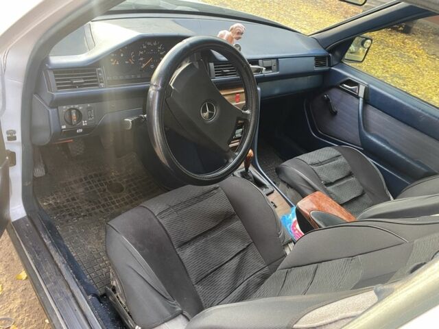 Белый Мерседес В124, объемом двигателя 2.5 л и пробегом 297 тыс. км за 2200 $, фото 8 на Automoto.ua