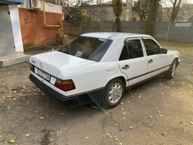Белый Мерседес В124, объемом двигателя 2.5 л и пробегом 297 тыс. км за 2200 $, фото 3 на Automoto.ua