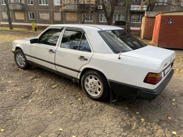 Белый Мерседес В124, объемом двигателя 2.5 л и пробегом 297 тыс. км за 2200 $, фото 5 на Automoto.ua