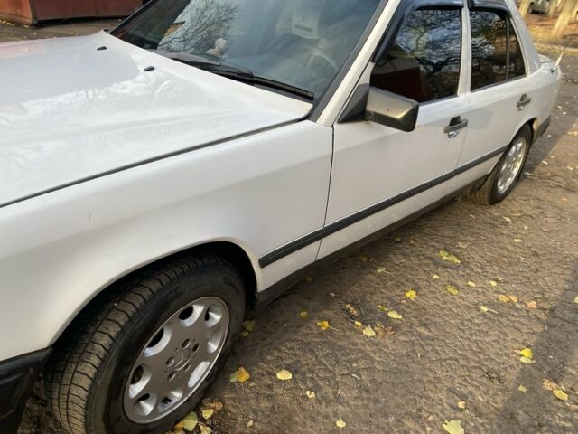 Белый Мерседес В124, объемом двигателя 2.5 л и пробегом 297 тыс. км за 2200 $, фото 7 на Automoto.ua