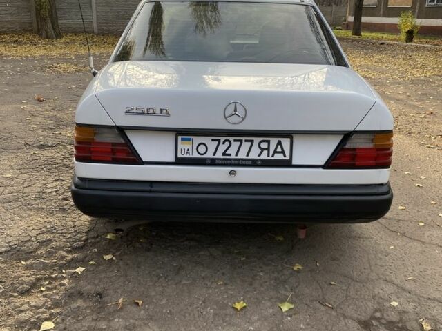 Белый Мерседес В124, объемом двигателя 2.5 л и пробегом 297 тыс. км за 2200 $, фото 4 на Automoto.ua
