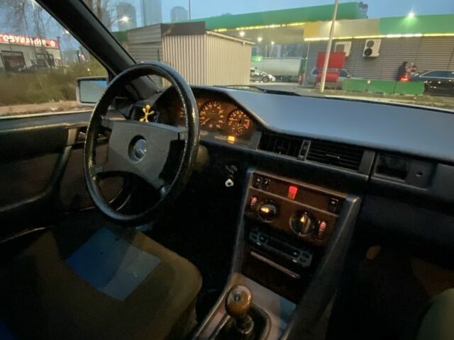 Белый Мерседес В124, объемом двигателя 2 л и пробегом 350 тыс. км за 1300 $, фото 12 на Automoto.ua