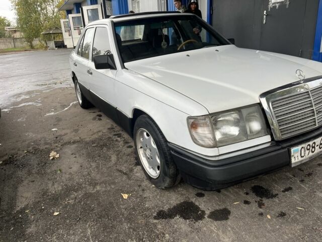 Білий Мерседес В124, об'ємом двигуна 3 л та пробігом 207 тис. км за 1700 $, фото 2 на Automoto.ua