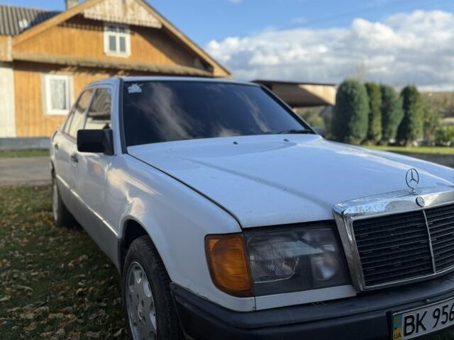 Белый Мерседес В124, объемом двигателя 2.3 л и пробегом 286 тыс. км за 1700 $, фото 1 на Automoto.ua