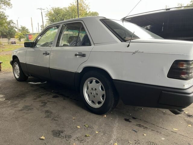 Білий Мерседес В124, об'ємом двигуна 3 л та пробігом 207 тис. км за 1700 $, фото 6 на Automoto.ua