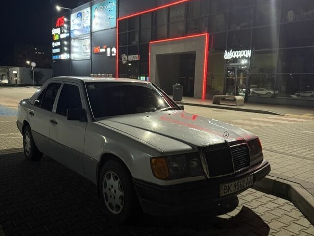 Белый Мерседес В124, объемом двигателя 2.3 л и пробегом 286 тыс. км за 1700 $, фото 5 на Automoto.ua