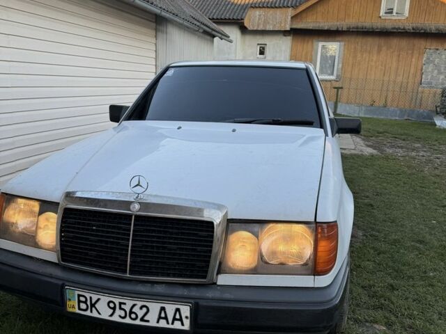 Белый Мерседес В124, объемом двигателя 2.3 л и пробегом 286 тыс. км за 1700 $, фото 2 на Automoto.ua