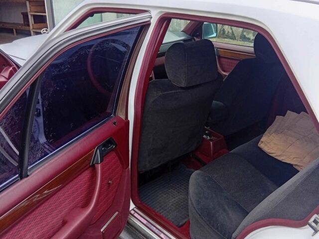 Белый Мерседес В124, объемом двигателя 2.3 л и пробегом 389 тыс. км за 1400 $, фото 5 на Automoto.ua