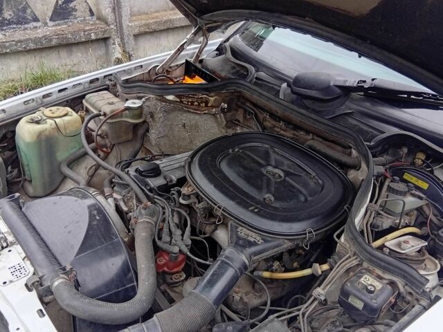 Белый Мерседес В124, объемом двигателя 2.3 л и пробегом 389 тыс. км за 1400 $, фото 6 на Automoto.ua