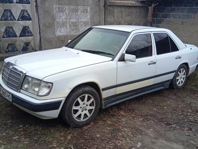 Белый Мерседес В124, объемом двигателя 2.3 л и пробегом 389 тыс. км за 1400 $, фото 2 на Automoto.ua