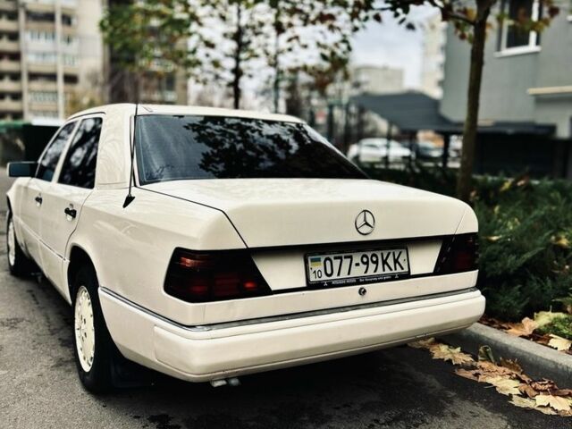 Белый Мерседес В124, объемом двигателя 3 л и пробегом 235 тыс. км за 3000 $, фото 2 на Automoto.ua