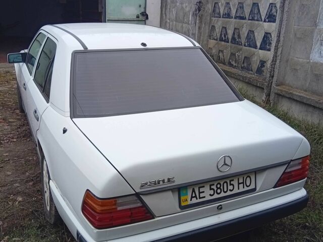 Белый Мерседес В124, объемом двигателя 2.3 л и пробегом 389 тыс. км за 1400 $, фото 1 на Automoto.ua
