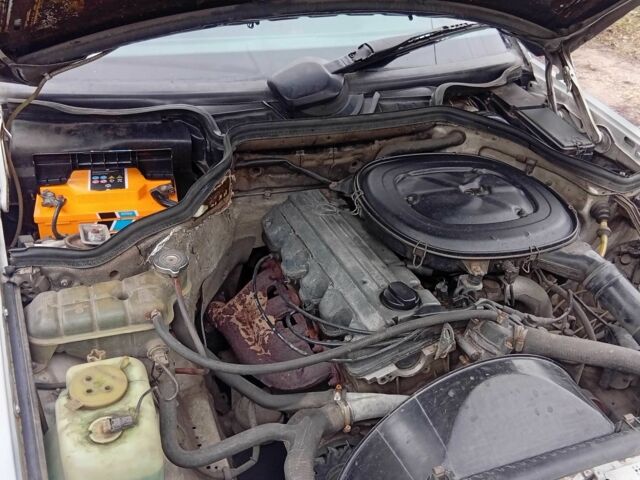 Белый Мерседес В124, объемом двигателя 2.3 л и пробегом 389 тыс. км за 1400 $, фото 7 на Automoto.ua