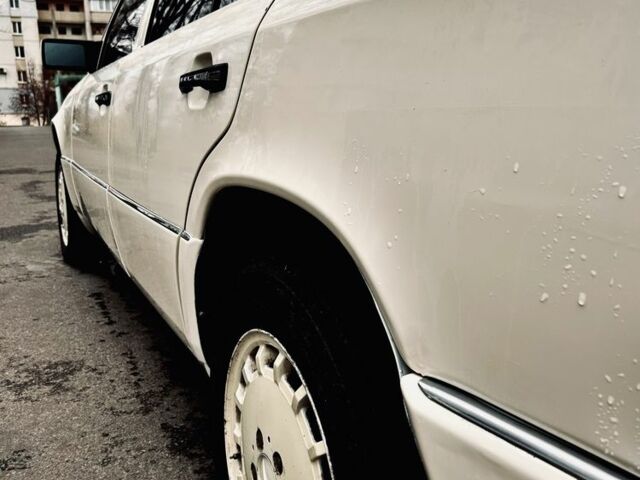 Белый Мерседес В124, объемом двигателя 3 л и пробегом 235 тыс. км за 3000 $, фото 4 на Automoto.ua