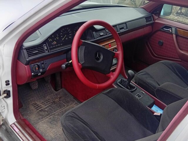 Белый Мерседес В124, объемом двигателя 2.3 л и пробегом 389 тыс. км за 1400 $, фото 3 на Automoto.ua