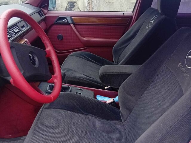 Белый Мерседес В124, объемом двигателя 2.3 л и пробегом 389 тыс. км за 1400 $, фото 4 на Automoto.ua