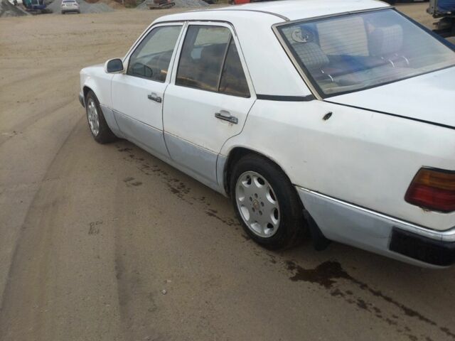 Белый Мерседес В124, объемом двигателя 2 л и пробегом 300 тыс. км за 700 $, фото 4 на Automoto.ua