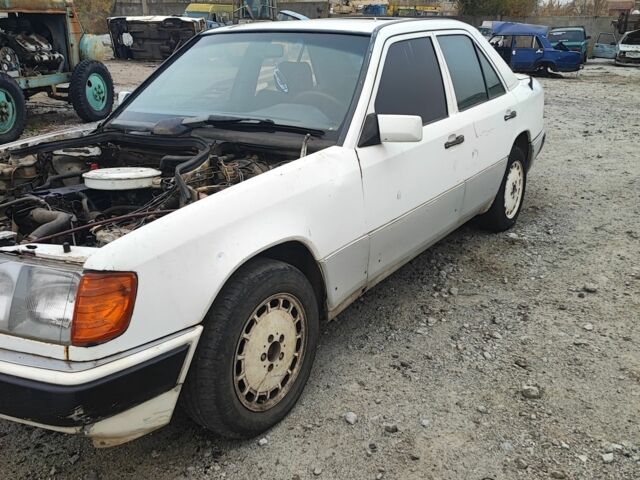 Белый Мерседес В124, объемом двигателя 2.3 л и пробегом 111 тыс. км за 500 $, фото 4 на Automoto.ua