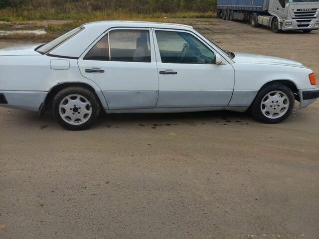 Белый Мерседес В124, объемом двигателя 2 л и пробегом 300 тыс. км за 700 $, фото 2 на Automoto.ua