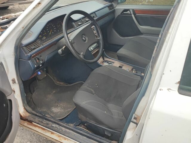 Белый Мерседес В124, объемом двигателя 2.3 л и пробегом 111 тыс. км за 500 $, фото 3 на Automoto.ua