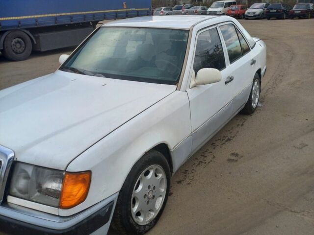 Белый Мерседес В124, объемом двигателя 2 л и пробегом 300 тыс. км за 700 $, фото 1 на Automoto.ua