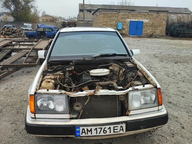 Белый Мерседес В124, объемом двигателя 2.3 л и пробегом 111 тыс. км за 500 $, фото 1 на Automoto.ua