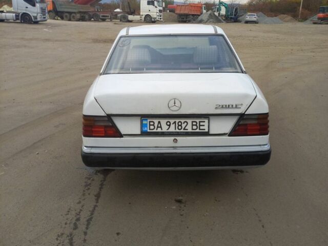 Белый Мерседес В124, объемом двигателя 2 л и пробегом 300 тыс. км за 700 $, фото 6 на Automoto.ua