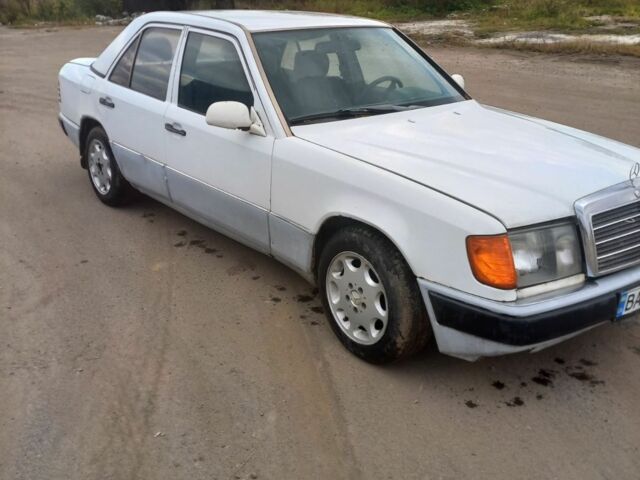 Белый Мерседес В124, объемом двигателя 2 л и пробегом 300 тыс. км за 700 $, фото 5 на Automoto.ua