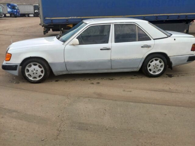 Белый Мерседес В124, объемом двигателя 2 л и пробегом 300 тыс. км за 700 $, фото 3 на Automoto.ua