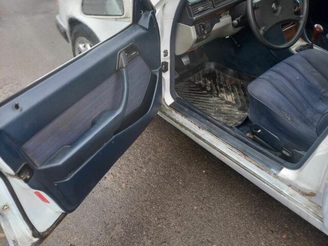 Белый Мерседес В124, объемом двигателя 2 л и пробегом 300 тыс. км за 700 $, фото 7 на Automoto.ua