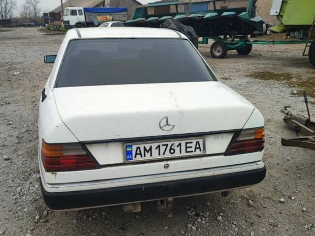 Белый Мерседес В124, объемом двигателя 2.3 л и пробегом 111 тыс. км за 500 $, фото 2 на Automoto.ua