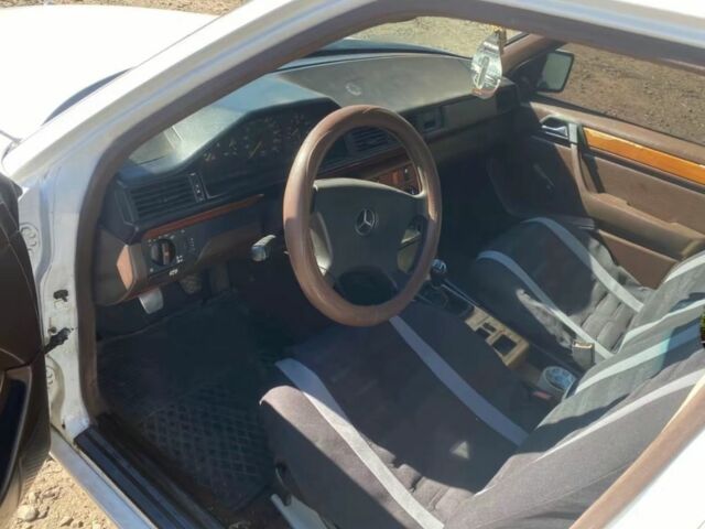 Білий Мерседес В124, об'ємом двигуна 2.5 л та пробігом 370 тис. км за 1700 $, фото 2 на Automoto.ua