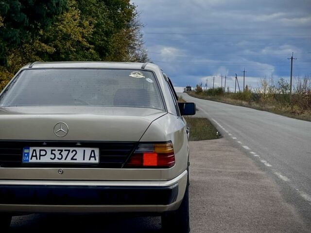 Бежевий Мерседес В124, об'ємом двигуна 2.3 л та пробігом 350 тис. км за 2600 $, фото 4 на Automoto.ua