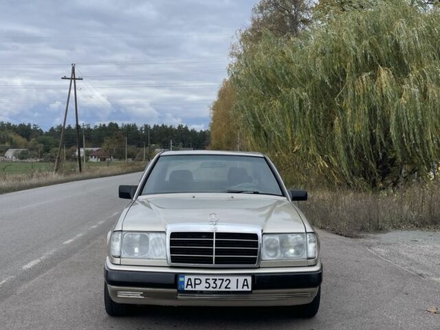 Бежевий Мерседес В124, об'ємом двигуна 2.3 л та пробігом 350 тис. км за 2600 $, фото 1 на Automoto.ua