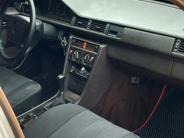 Бежевий Мерседес В124, об'ємом двигуна 2.3 л та пробігом 350 тис. км за 2600 $, фото 5 на Automoto.ua