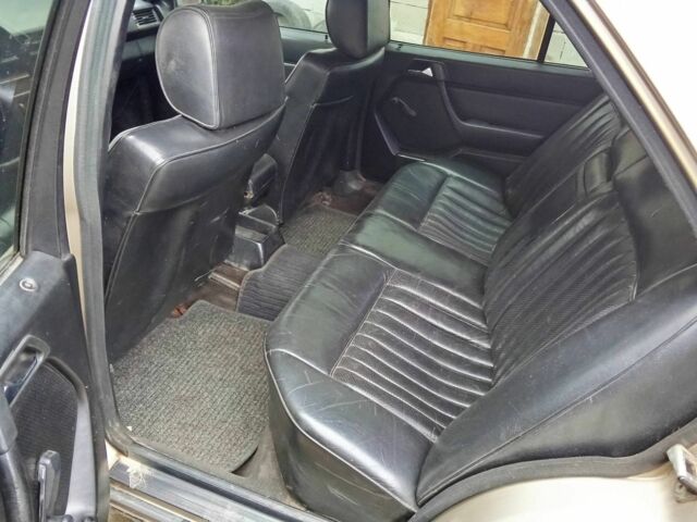 Бежевый Мерседес В124, объемом двигателя 2 л и пробегом 380 тыс. км за 1550 $, фото 8 на Automoto.ua