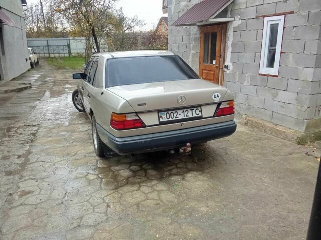 Бежевый Мерседес В124, объемом двигателя 2 л и пробегом 380 тыс. км за 1550 $, фото 1 на Automoto.ua