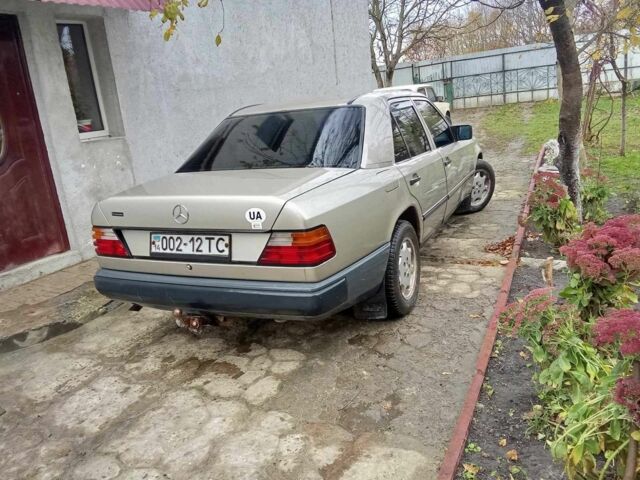 Бежевый Мерседес В124, объемом двигателя 2 л и пробегом 380 тыс. км за 1550 $, фото 4 на Automoto.ua