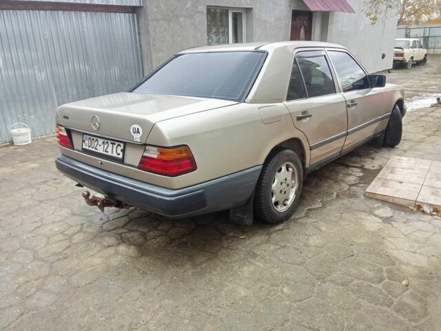 Бежевый Мерседес В124, объемом двигателя 2 л и пробегом 380 тыс. км за 1550 $, фото 11 на Automoto.ua