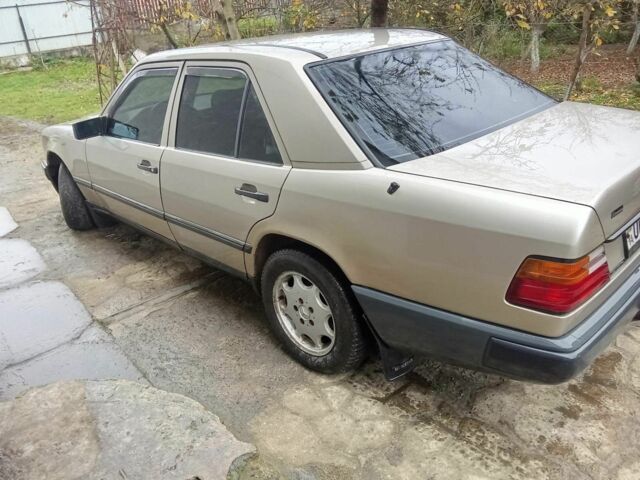 Бежевый Мерседес В124, объемом двигателя 2 л и пробегом 380 тыс. км за 1550 $, фото 5 на Automoto.ua