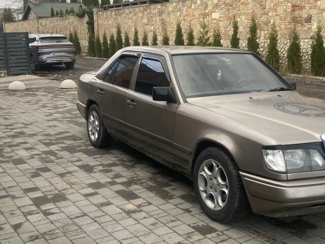 Бежевый Мерседес В124, объемом двигателя 2 л и пробегом 3 тыс. км за 1900 $, фото 4 на Automoto.ua