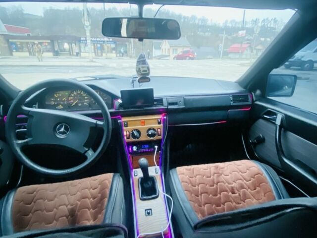 Бежевый Мерседес В124, объемом двигателя 2 л и пробегом 3 тыс. км за 1900 $, фото 5 на Automoto.ua