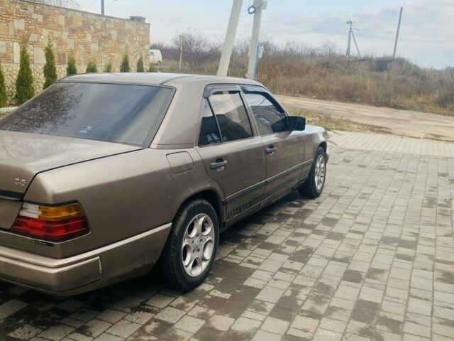 Бежевый Мерседес В124, объемом двигателя 2 л и пробегом 3 тыс. км за 1900 $, фото 2 на Automoto.ua