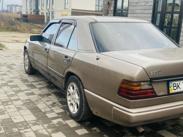 Бежевый Мерседес В124, объемом двигателя 2 л и пробегом 3 тыс. км за 1900 $, фото 1 на Automoto.ua