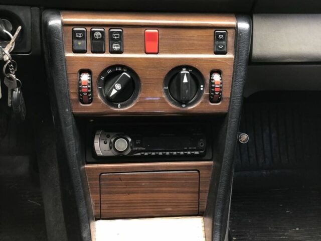 Бежевый Мерседес В124, объемом двигателя 2.3 л и пробегом 350 тыс. км за 1300 $, фото 2 на Automoto.ua