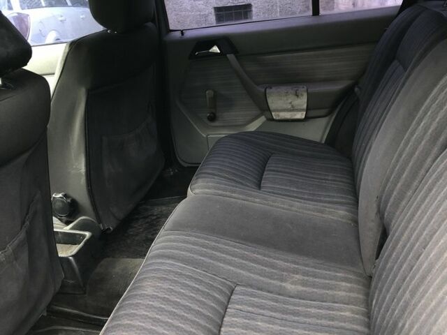 Бежевый Мерседес В124, объемом двигателя 2.3 л и пробегом 350 тыс. км за 1300 $, фото 5 на Automoto.ua