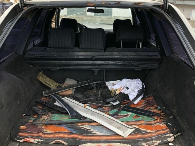 Бежевый Мерседес В124, объемом двигателя 2.3 л и пробегом 350 тыс. км за 1300 $, фото 4 на Automoto.ua