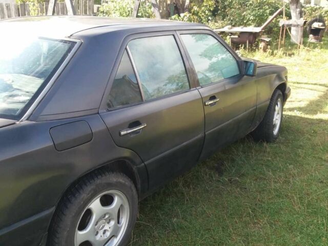 Черный Мерседес В124, объемом двигателя 3 л и пробегом 370 тыс. км за 1373 $, фото 4 на Automoto.ua