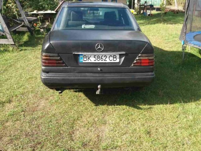 Черный Мерседес В124, объемом двигателя 3 л и пробегом 370 тыс. км за 1373 $, фото 3 на Automoto.ua